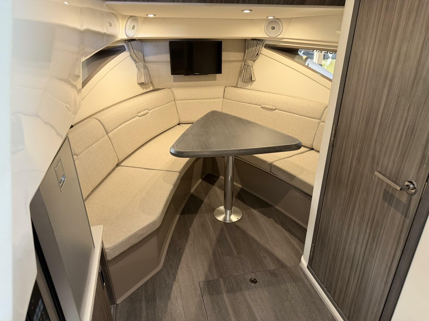 2023 Sea Ray 320 Sundancer — photo 16