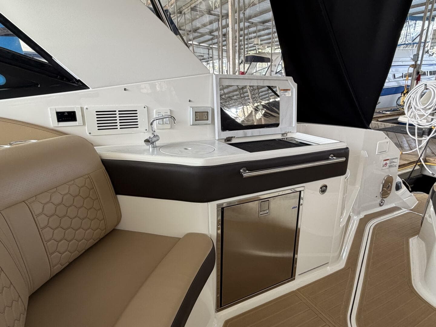 2023 Sea Ray 320 Sundancer — photo 6