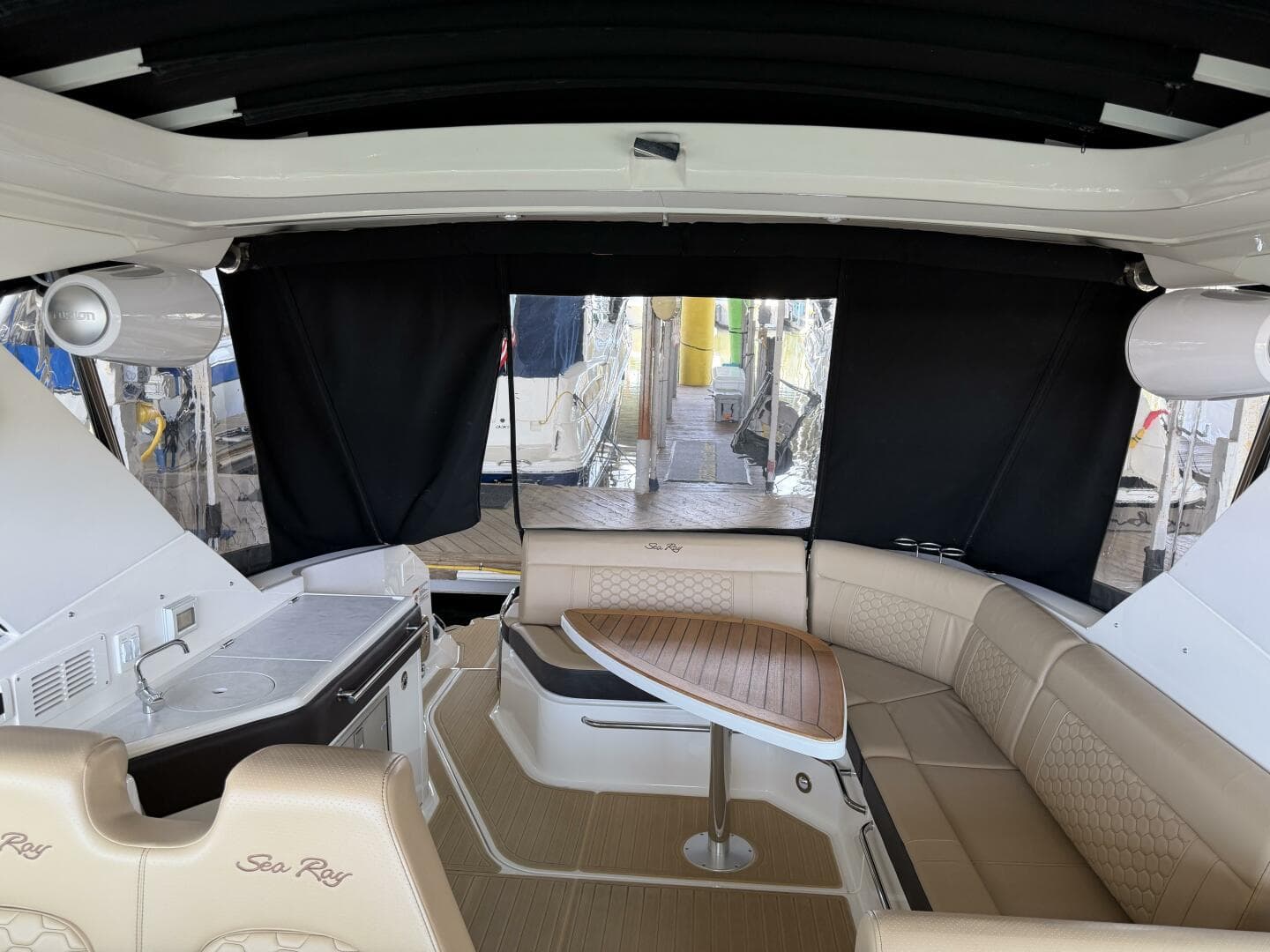 2023 Sea Ray 320 Sundancer — photo 8