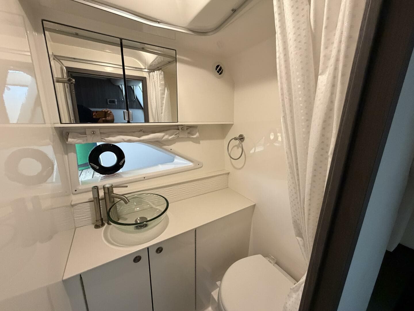 2023 Sea Ray 320 Sundancer — photo 19