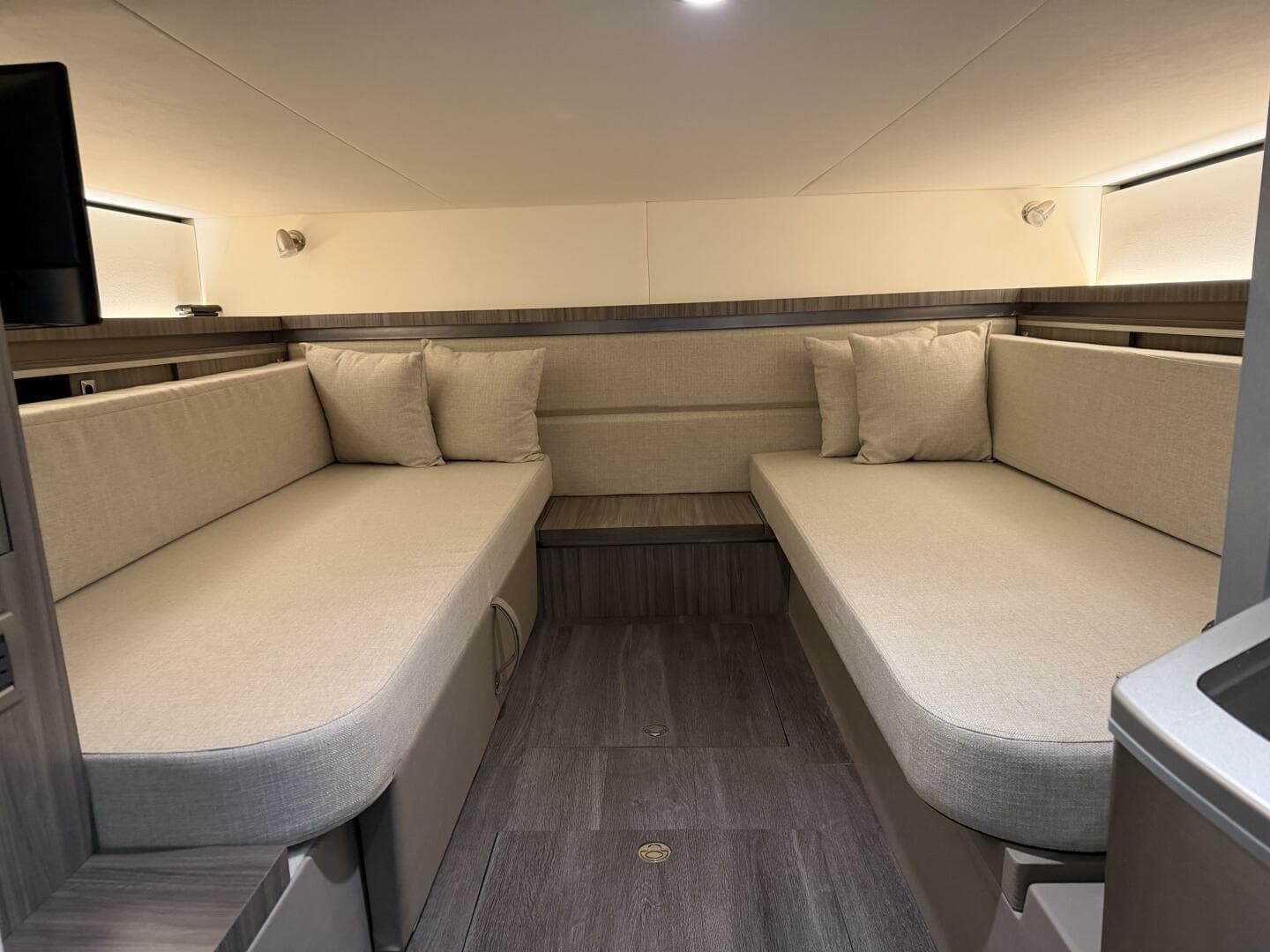 2023 Sea Ray 320 Sundancer — photo 17