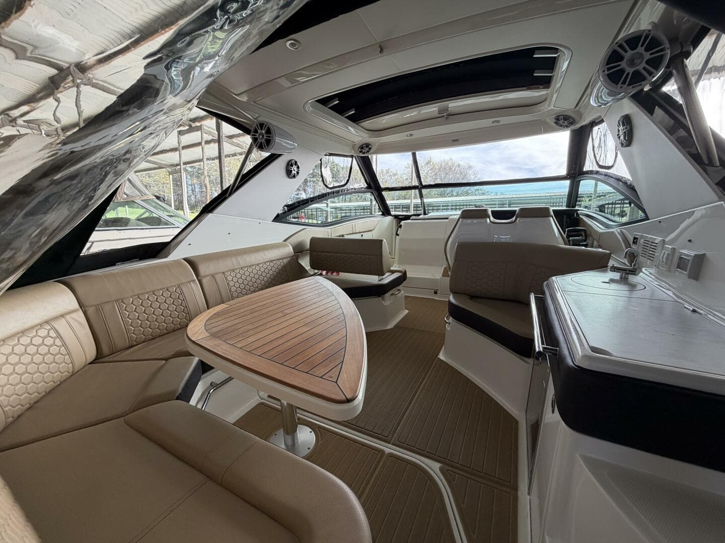 2023 Sea Ray 320 Sundancer — photo 5