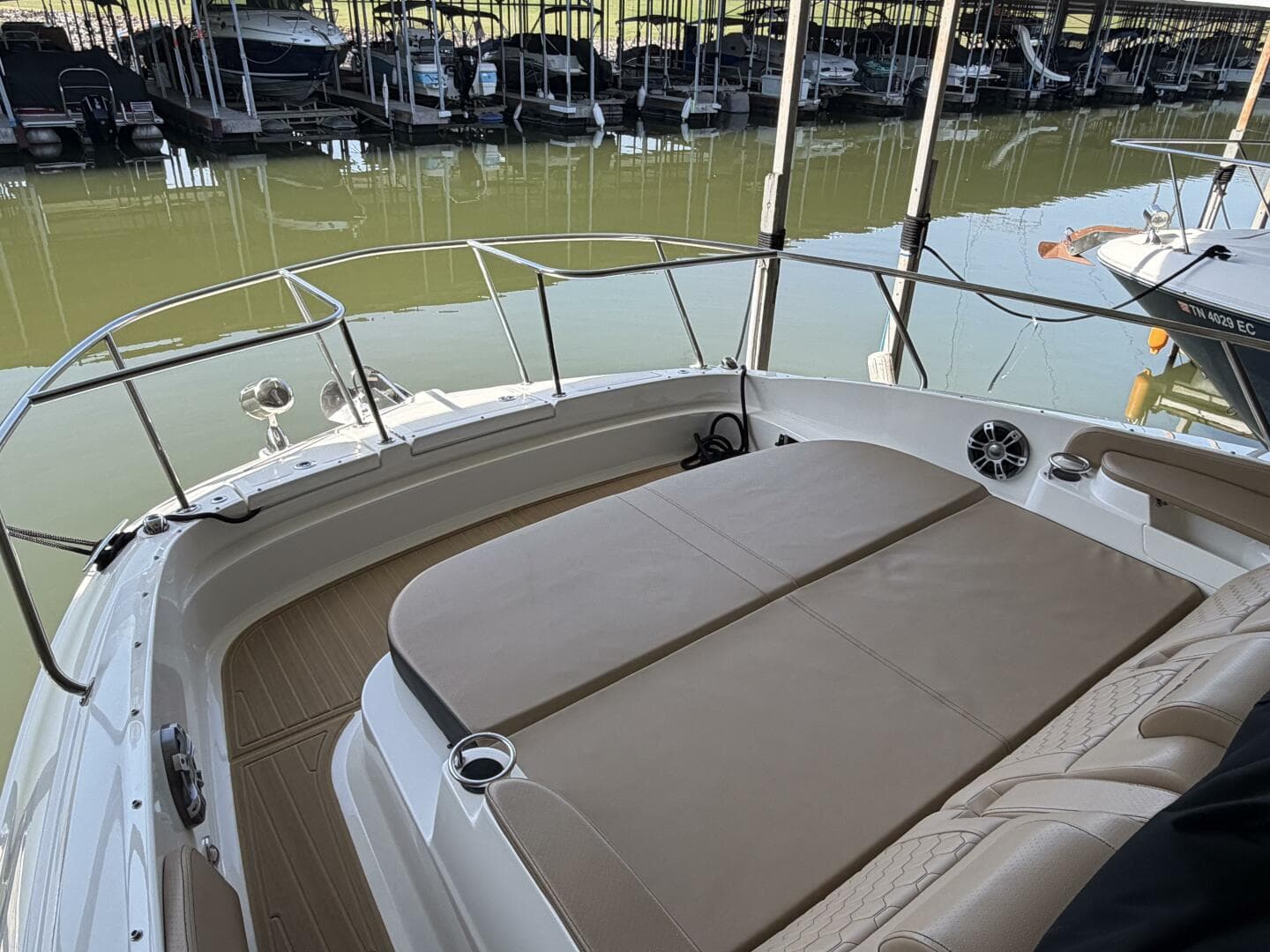 2023 Sea Ray 320 Sundancer — photo 11