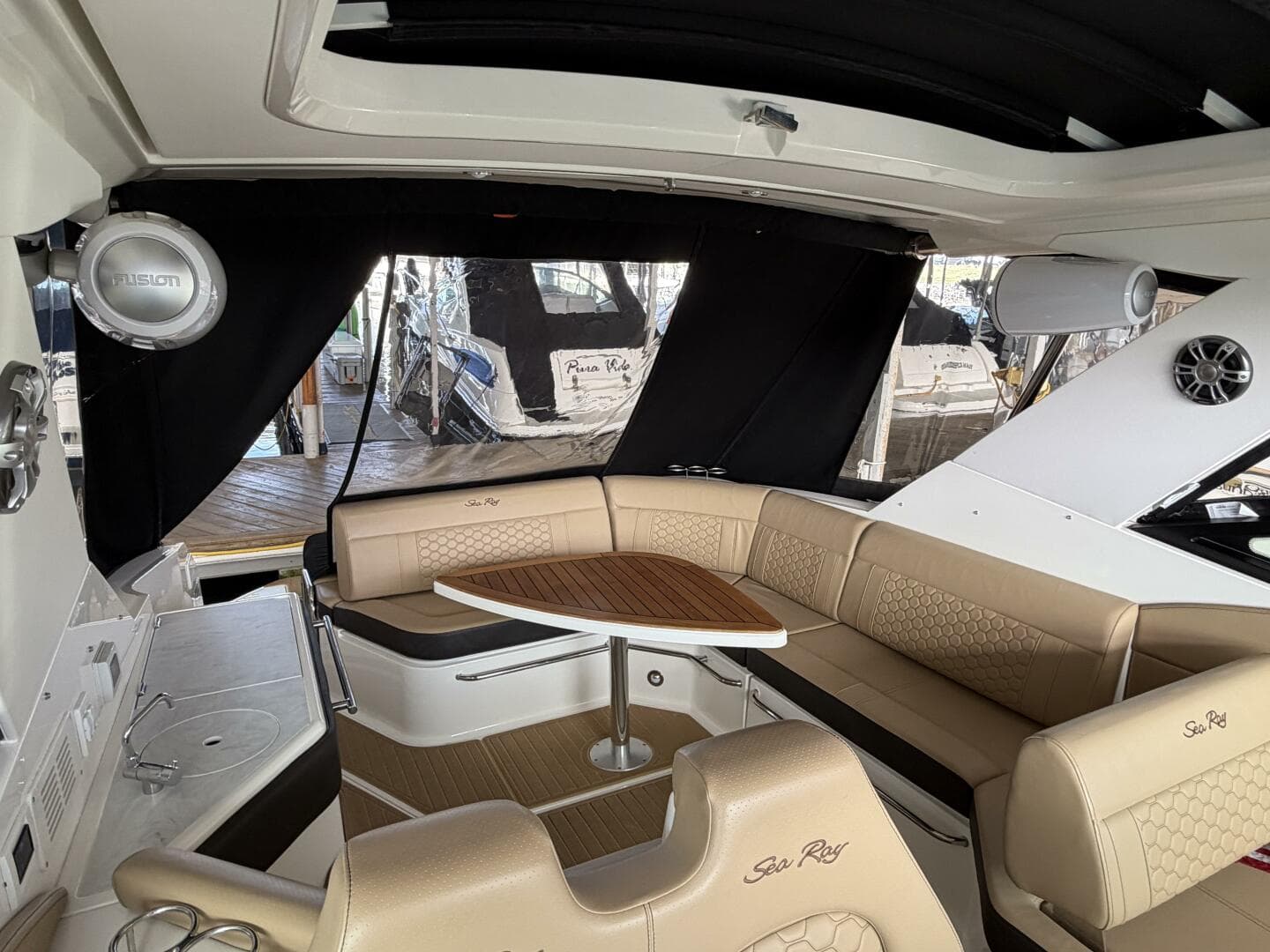 2023 Sea Ray 320 Sundancer — photo 9