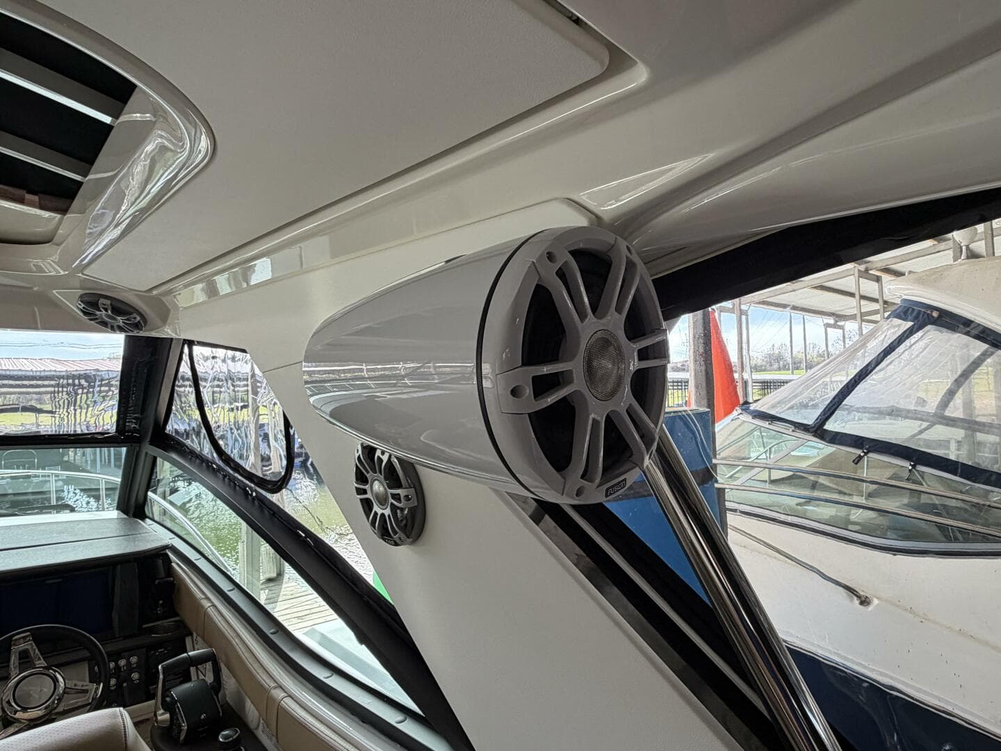 2023 Sea Ray 320 Sundancer — photo 7