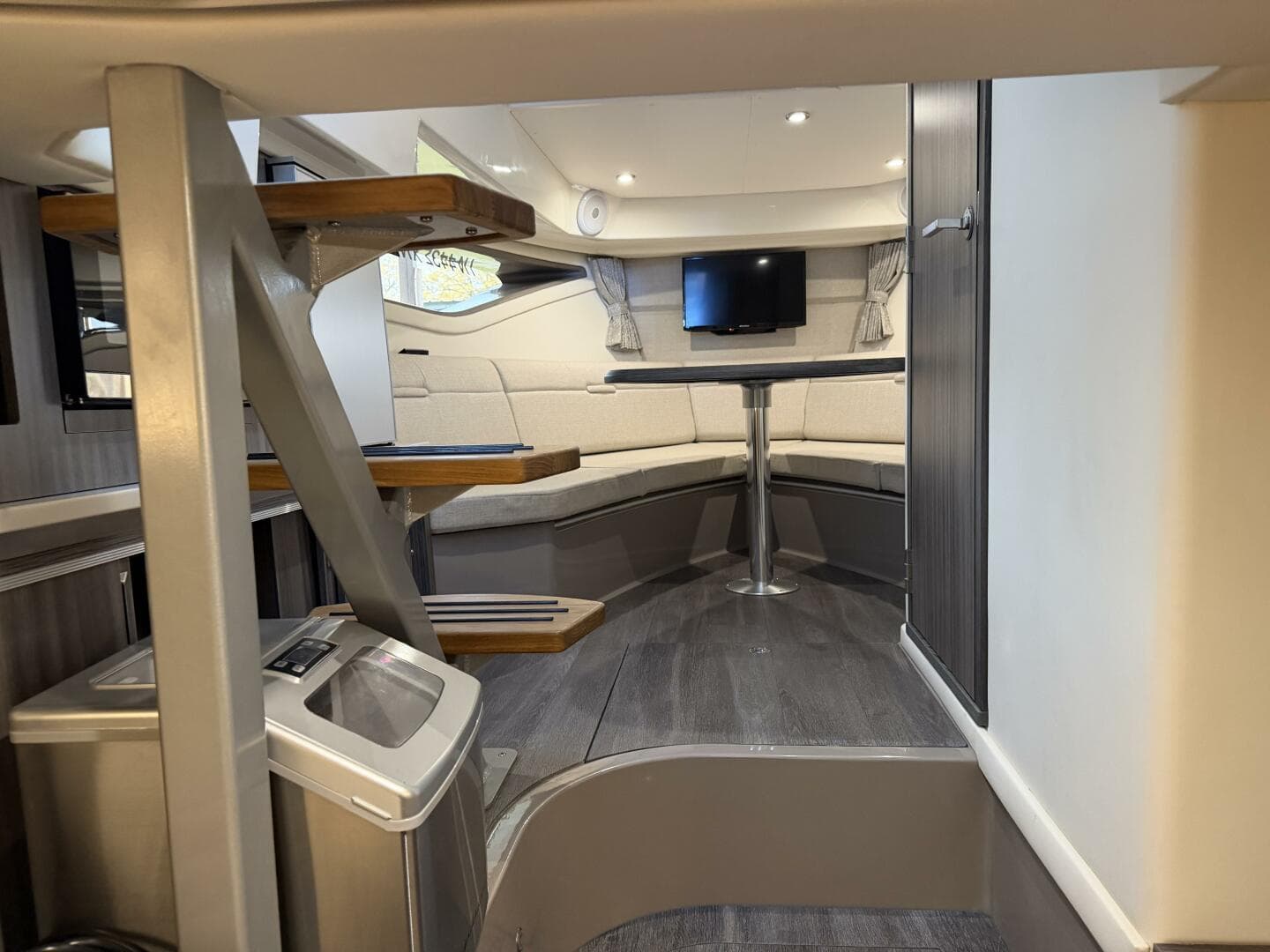 2023 Sea Ray 320 Sundancer — photo 18