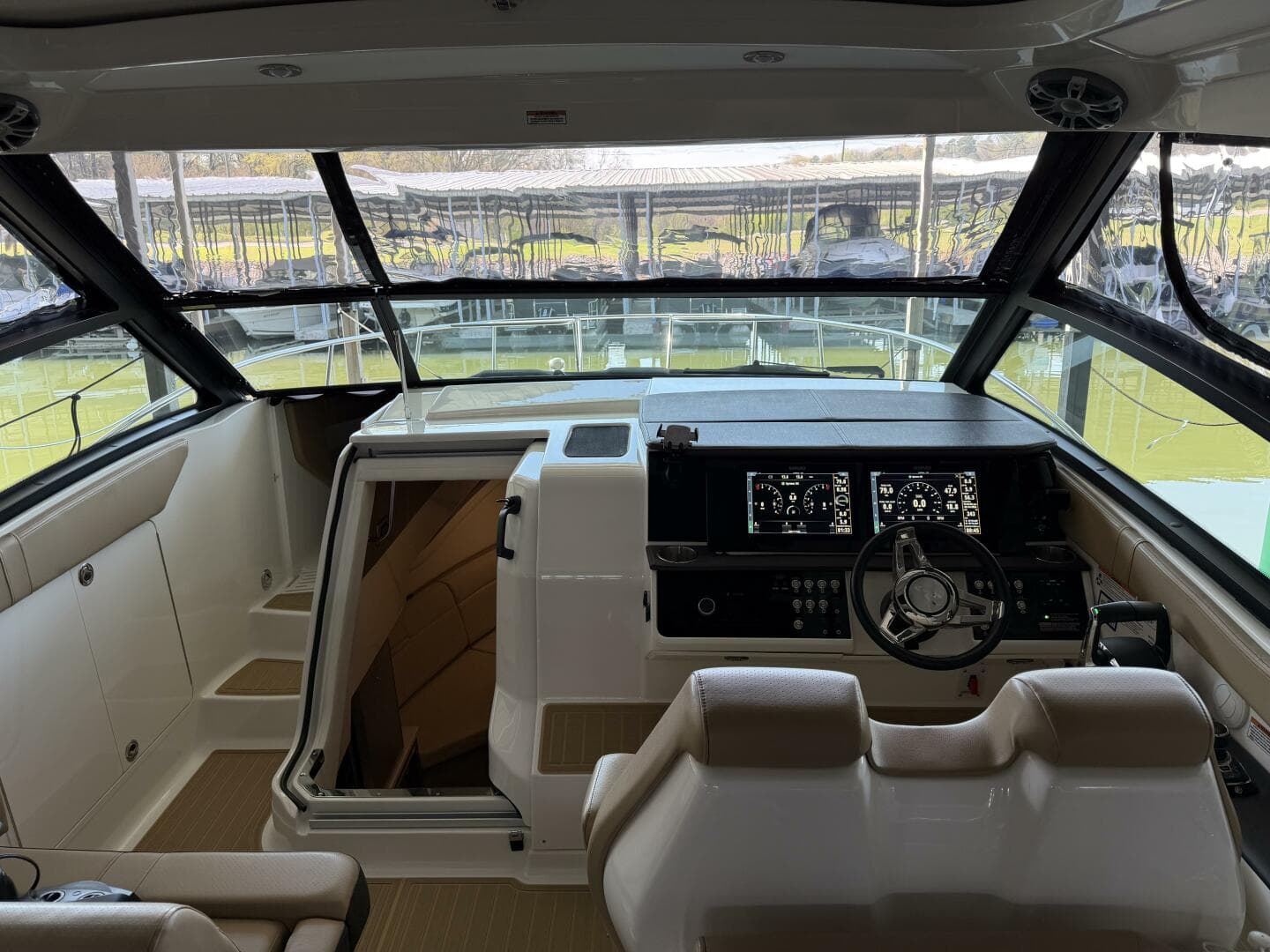 2023 Sea Ray 320 Sundancer — photo 14