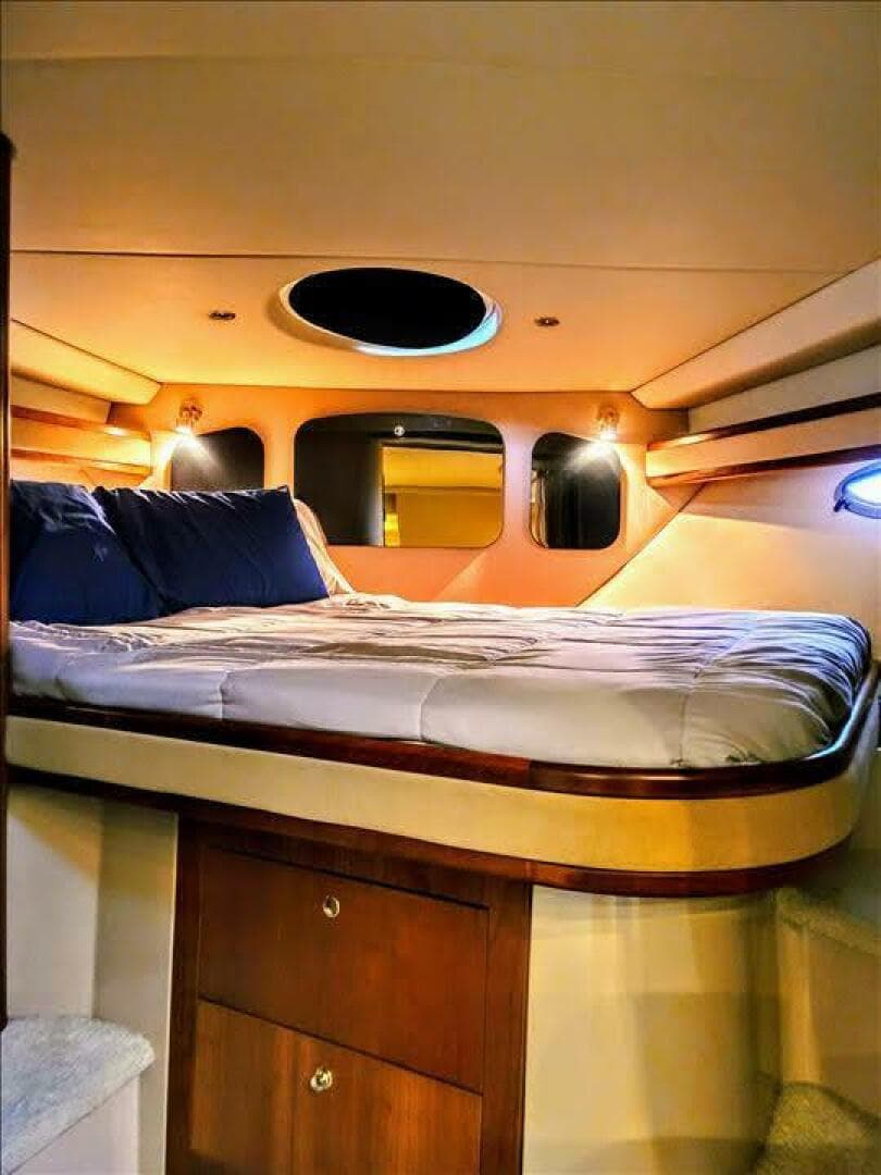 2000 Cruisers Yachts 3672 Express — photo 4