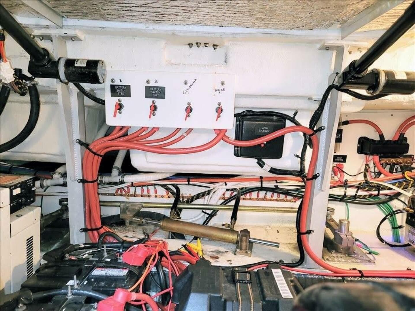 2000 Cruisers Yachts 3672 Express — photo 16