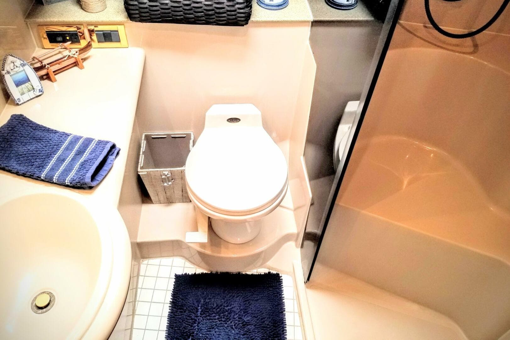 2000 Cruisers Yachts 3672 Express — photo 29