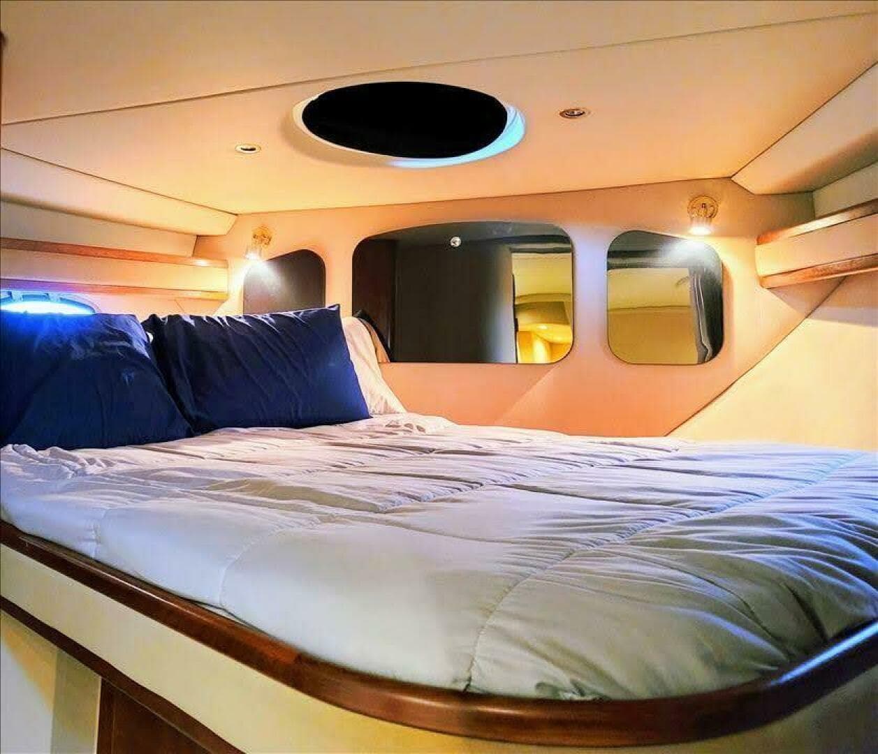 2000 Cruisers Yachts 3672 Express — photo 2