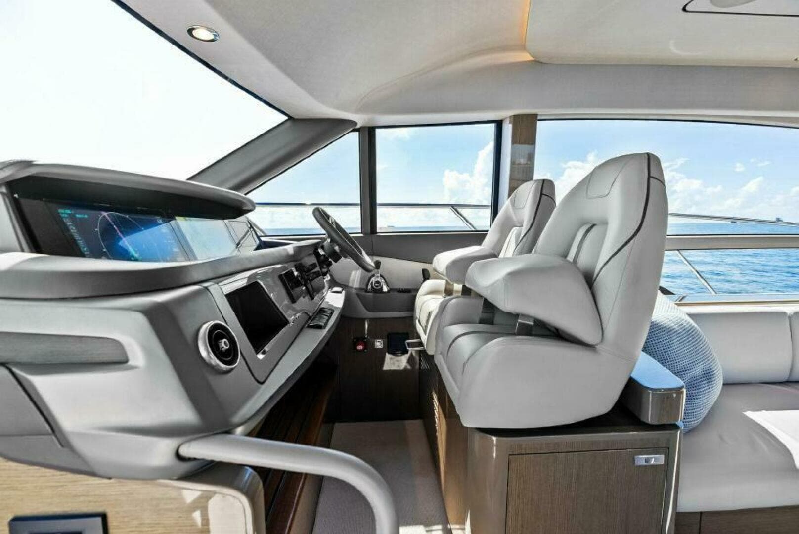 2022 Princess F55 — photo 12