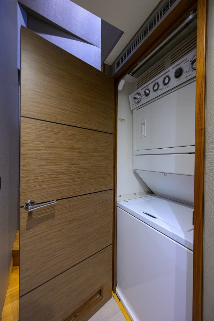 2013 Hatteras 80 — photo 18