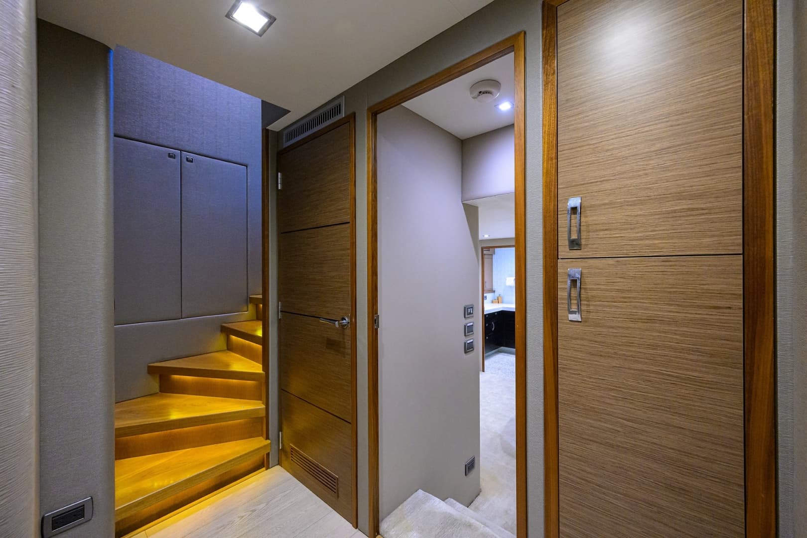 2013 Hatteras 80 — photo 17