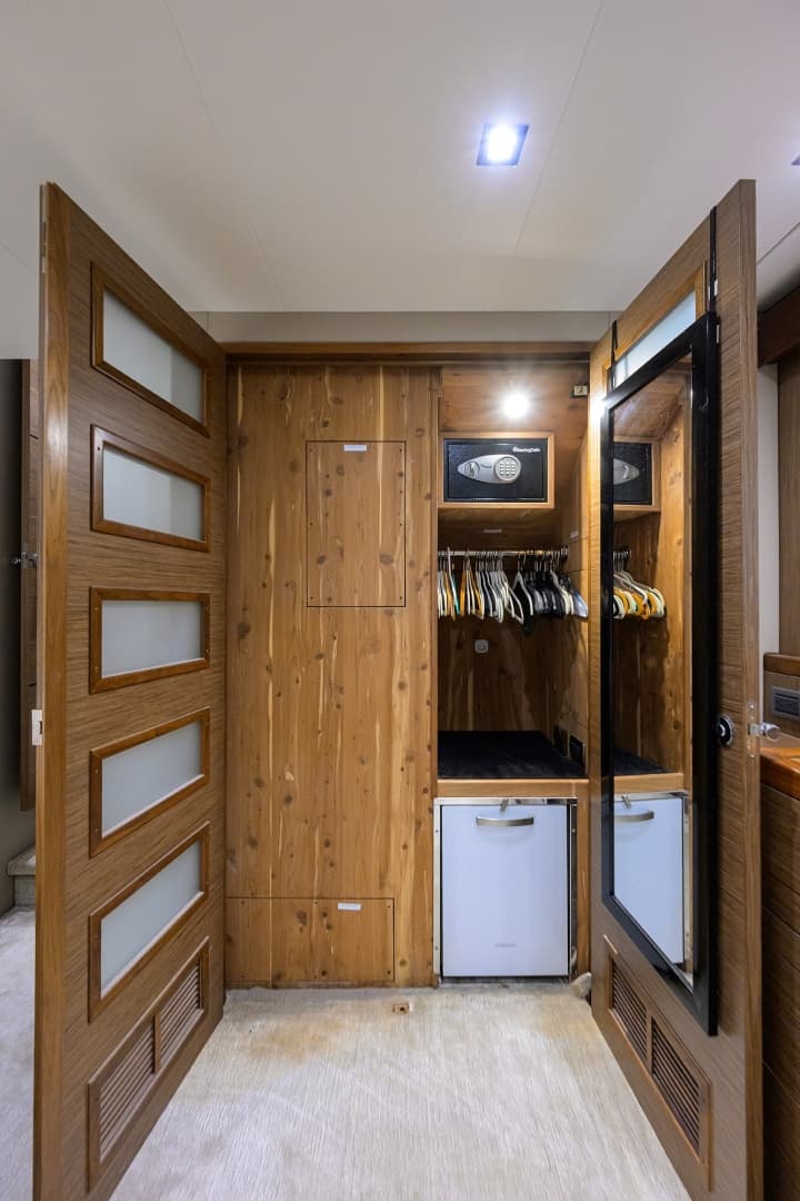 2013 Hatteras 80 — photo 23