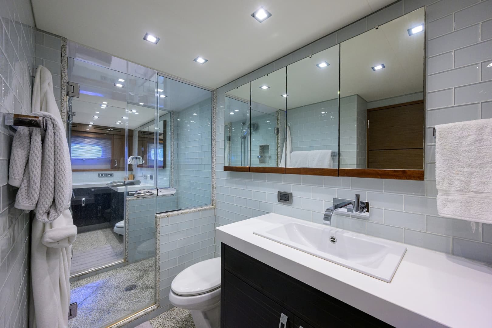 2013 Hatteras 80 — photo 26