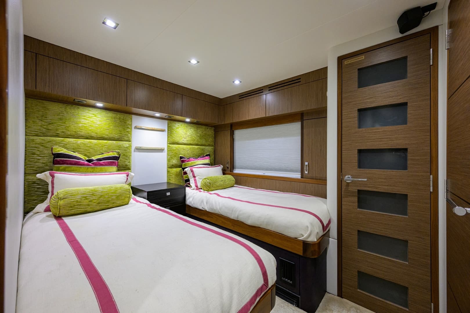 2013 Hatteras 80 — photo 33