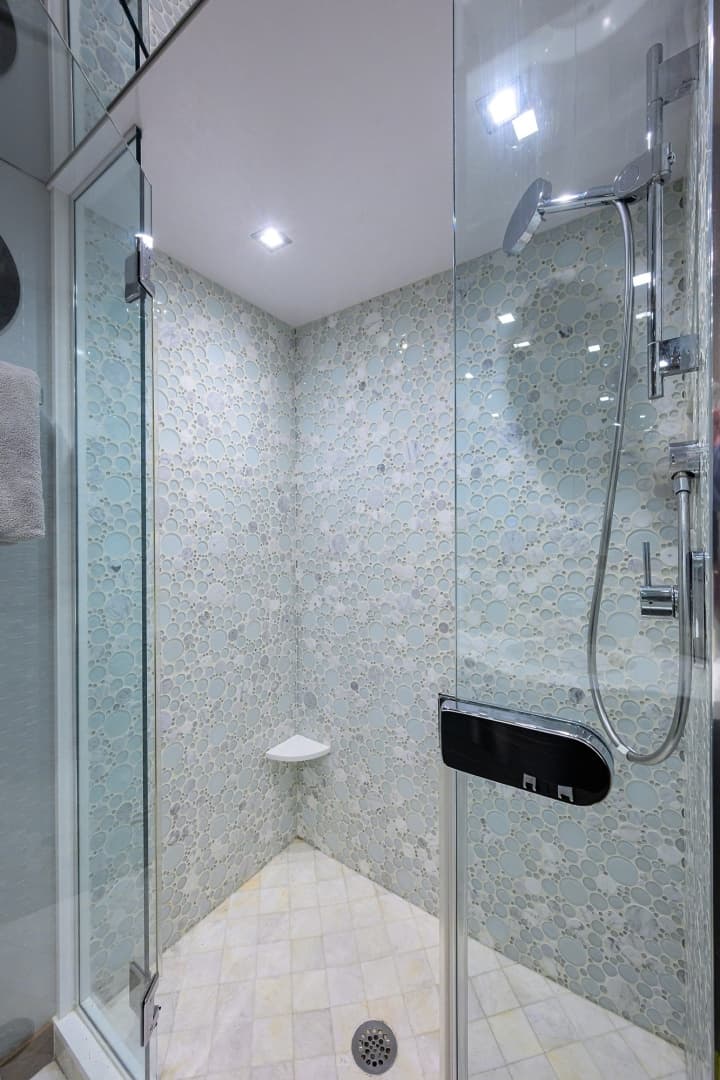 2013 Hatteras 80 — photo 37