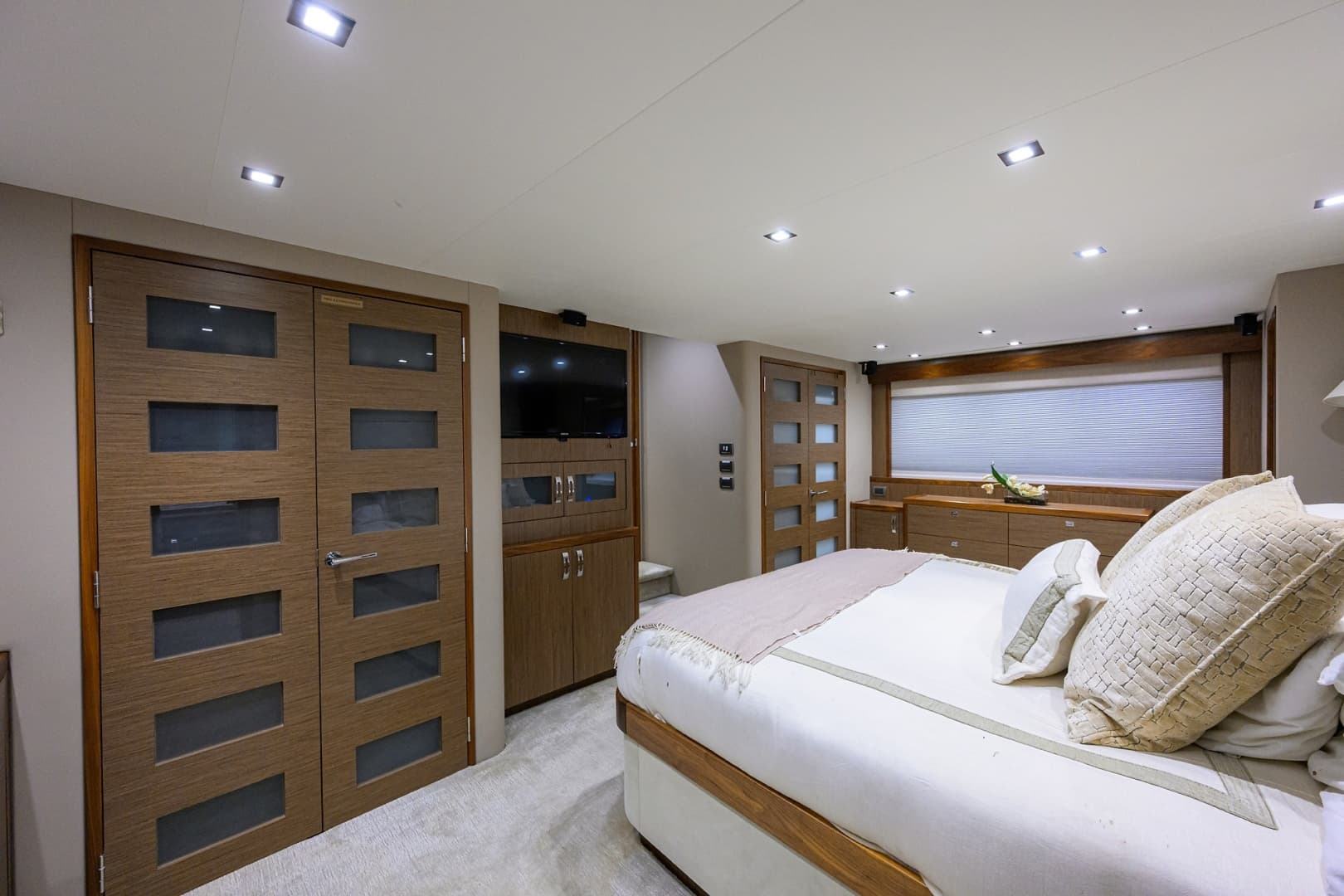 2013 Hatteras 80 — photo 21