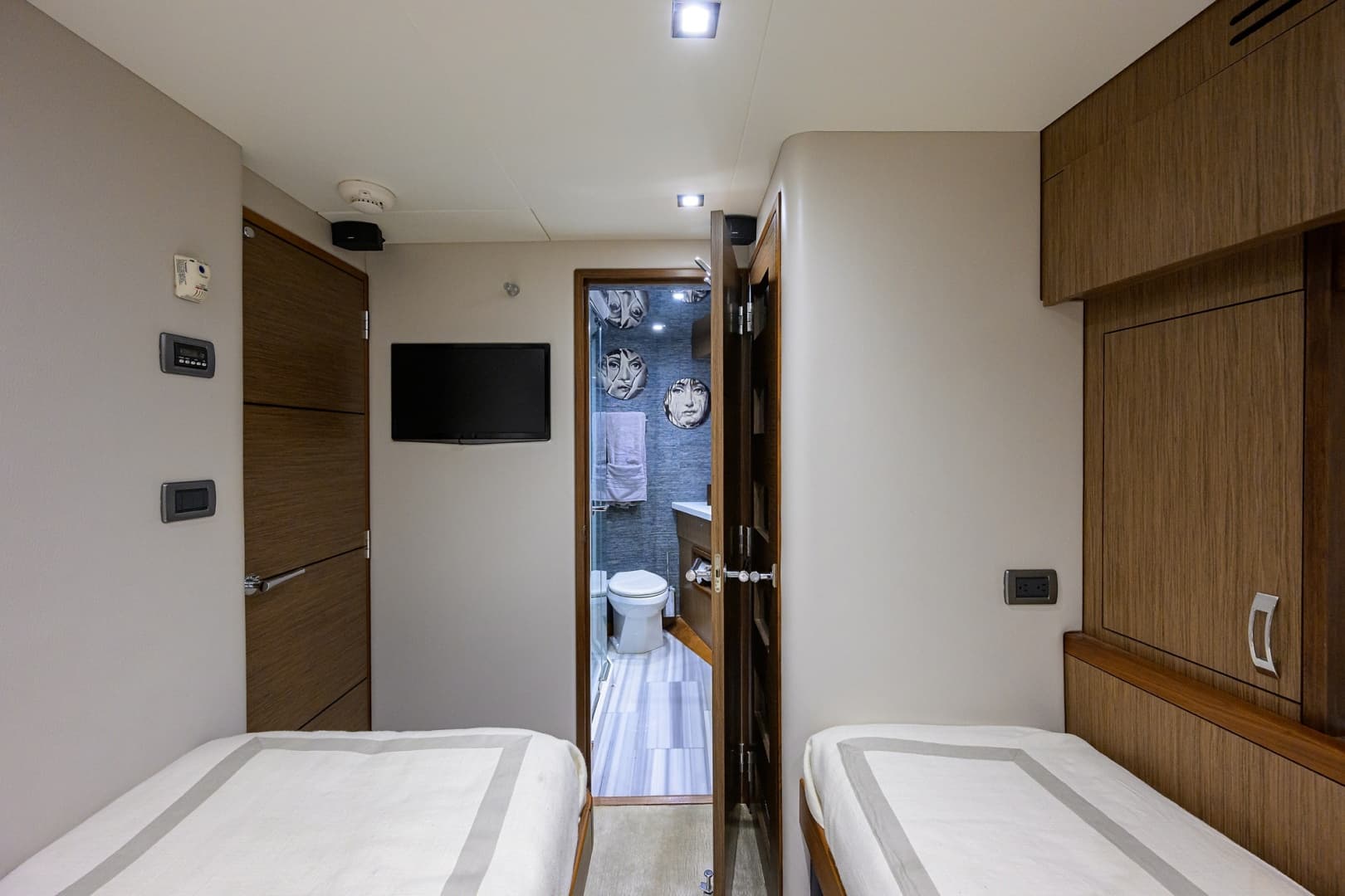 2013 Hatteras 80 — photo 40