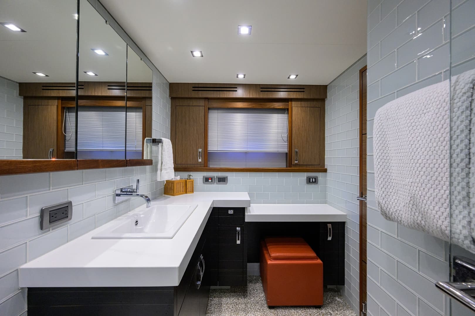 2013 Hatteras 80 — photo 24