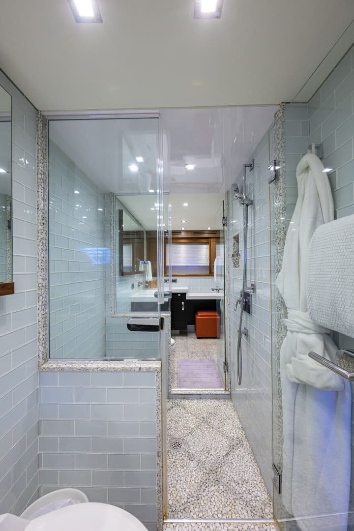 2013 Hatteras 80 — photo 27