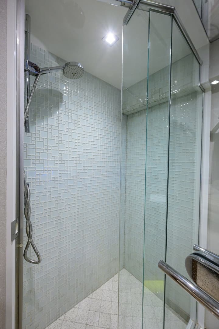 2013 Hatteras 80 — photo 32