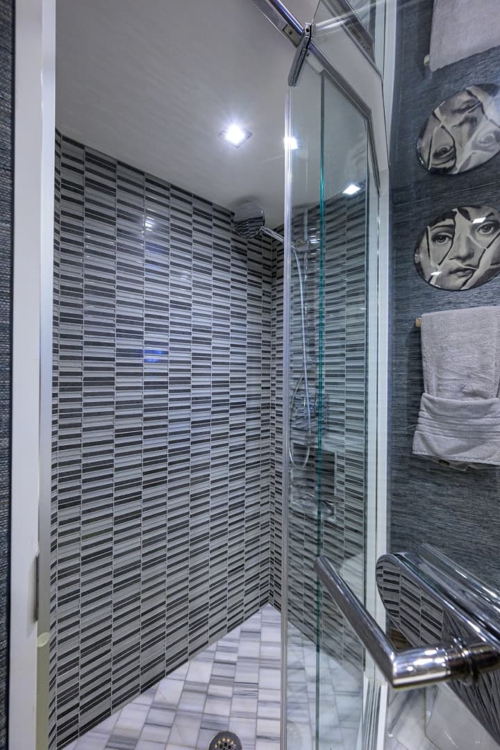 2013 Hatteras 80 — photo 42