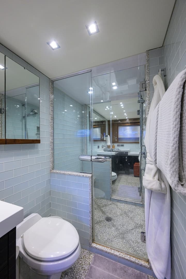 2013 Hatteras 80 — photo 28