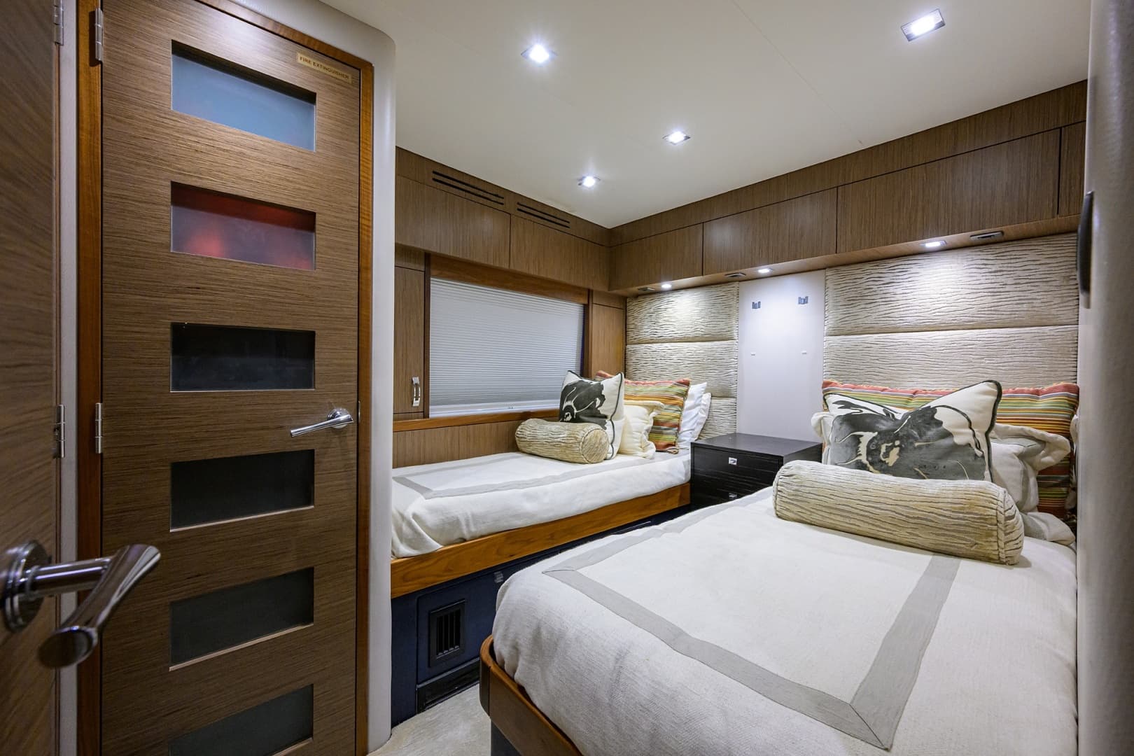 2013 Hatteras 80 — photo 38