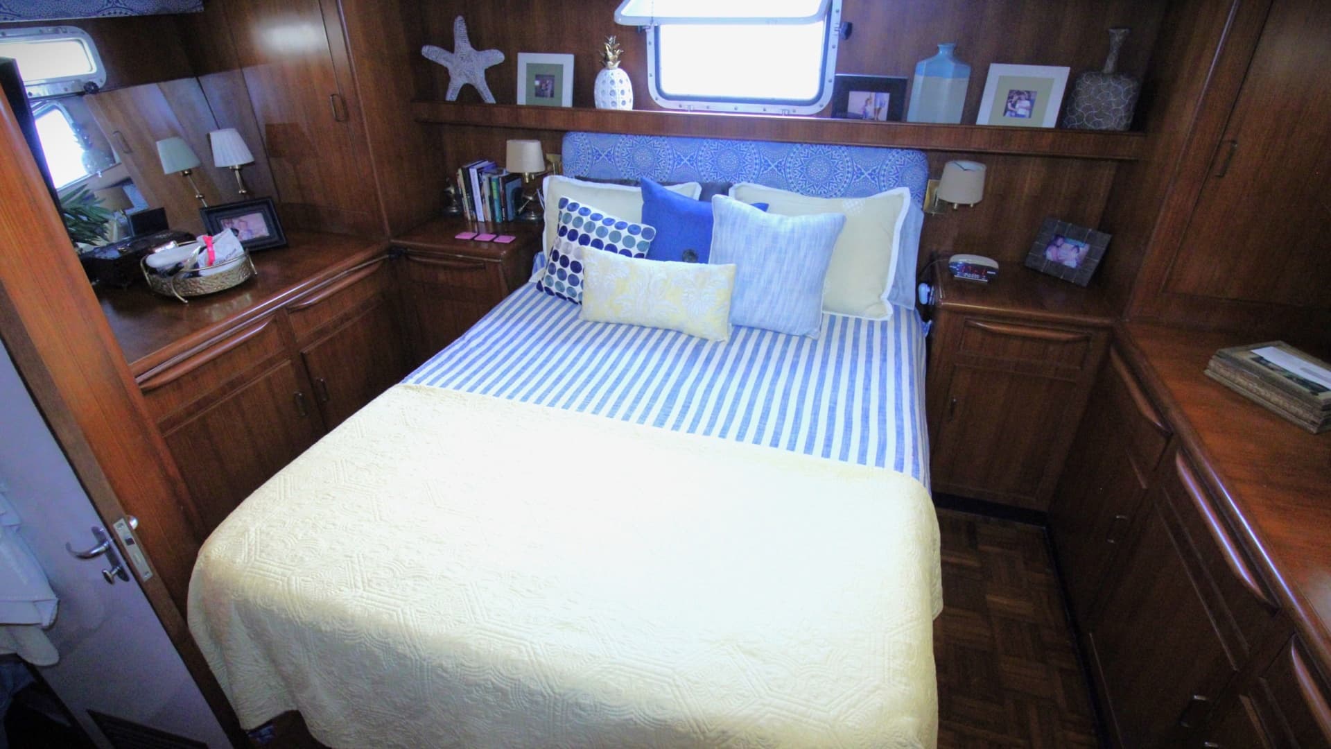 1995 Jefferson 52 Rivanna Cockpit — photo 13