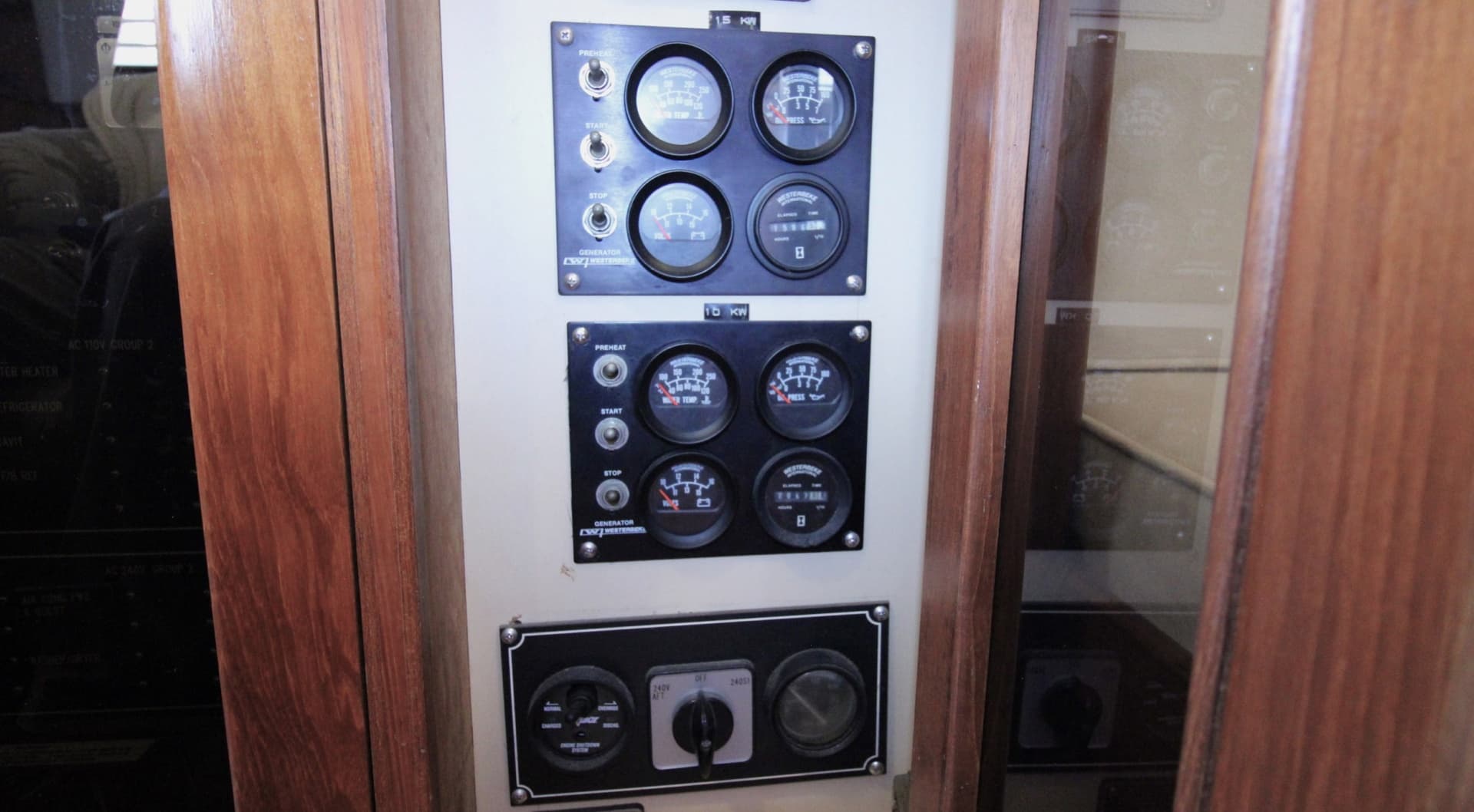 1995 Jefferson 52 Rivanna Cockpit — photo 32