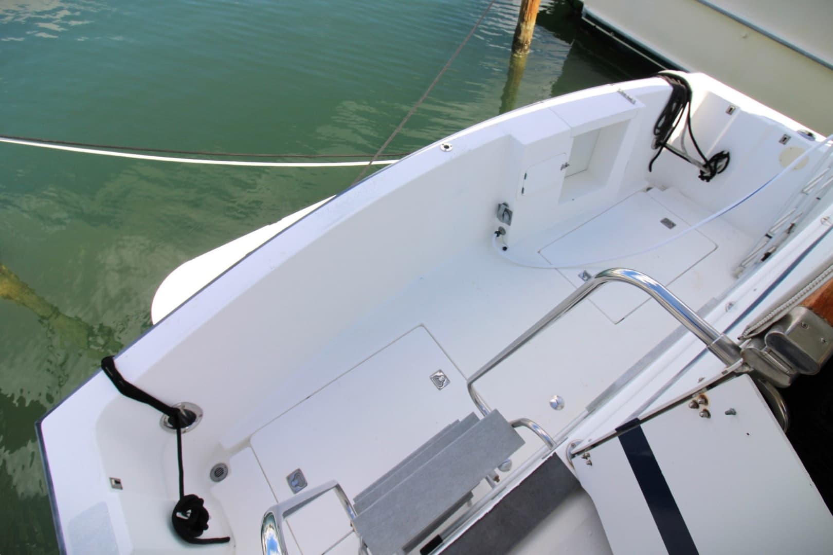 1995 Jefferson 52 Rivanna Cockpit — photo 26