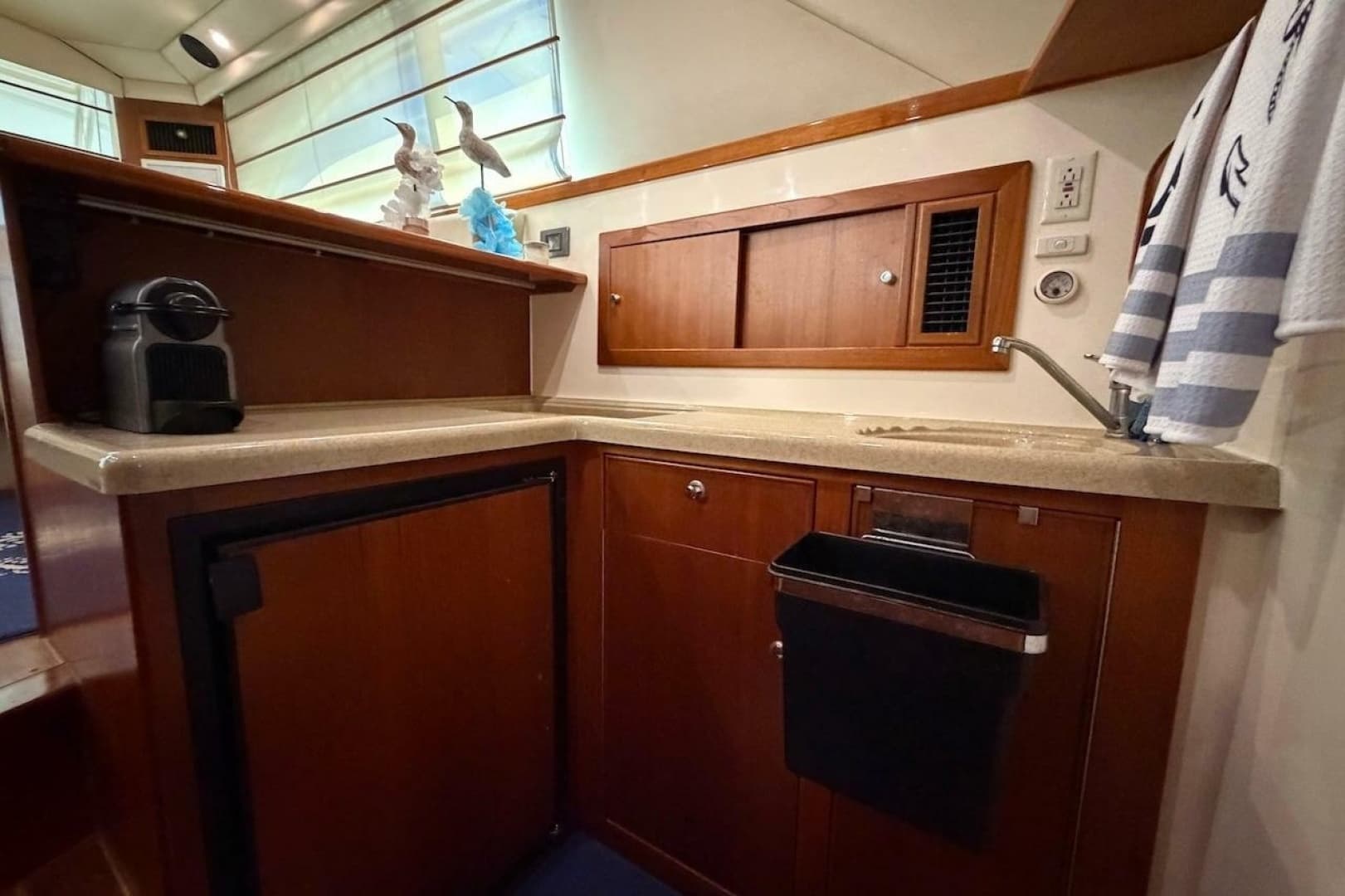 2005 Riviera 37 Flybridge — photo 13