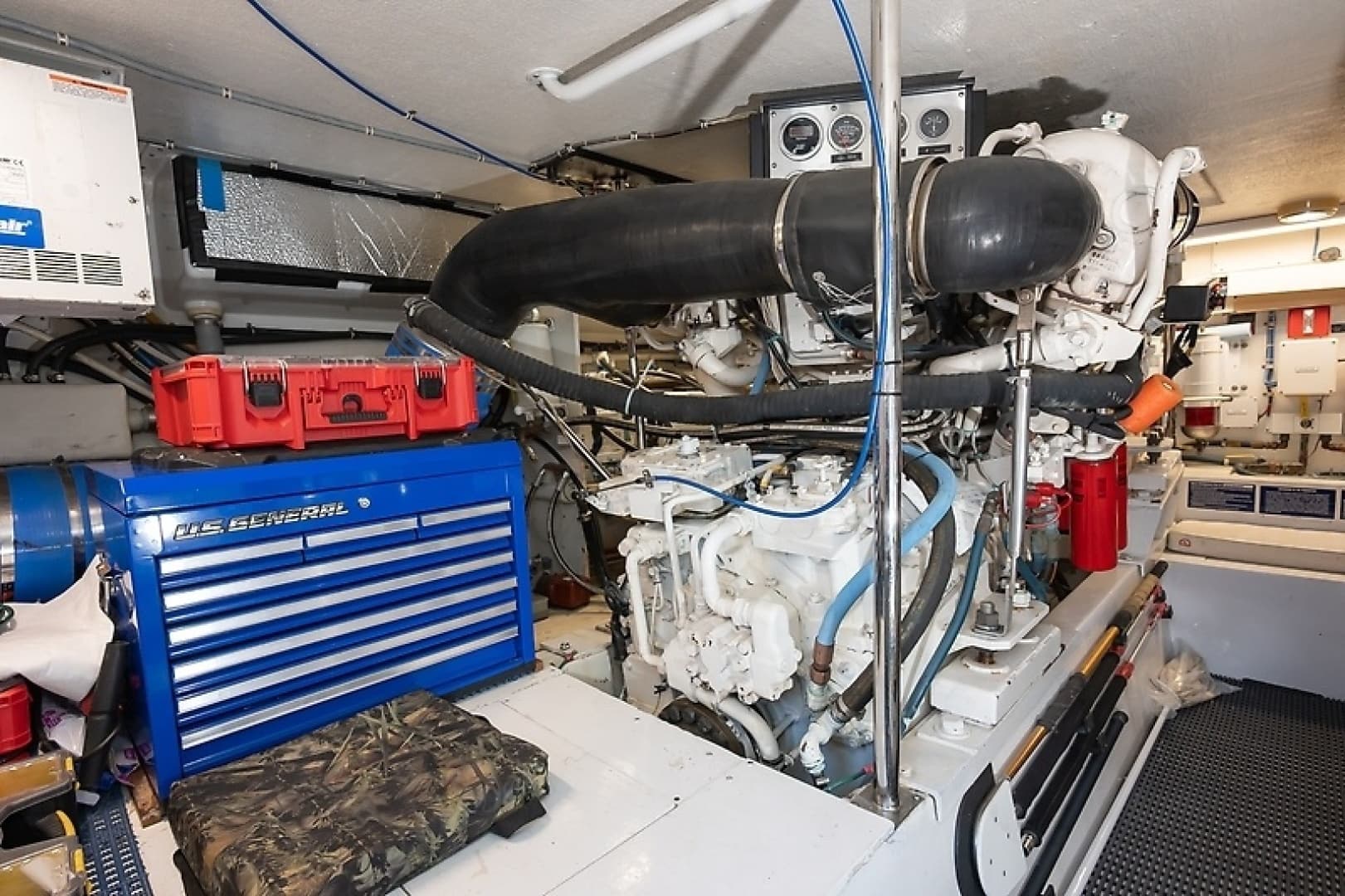 2001 Hatteras 60 Convertible — photo 41