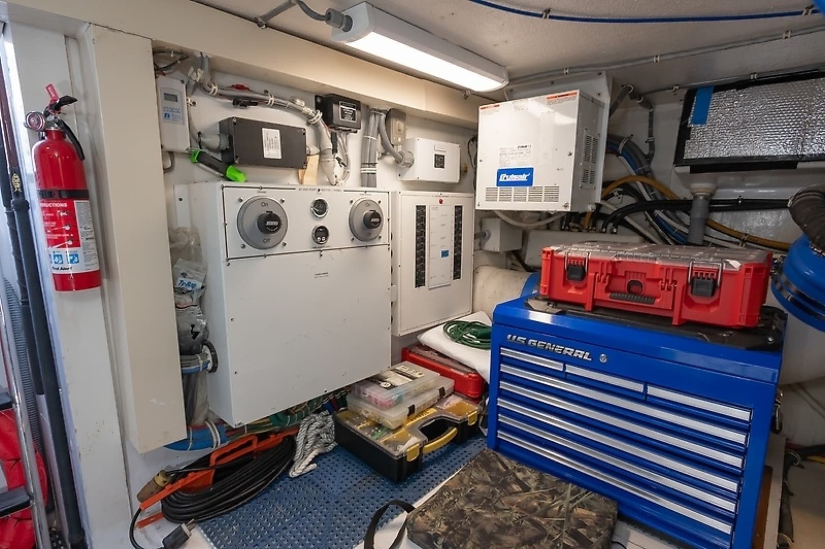 2001 Hatteras 60 Convertible — photo 45