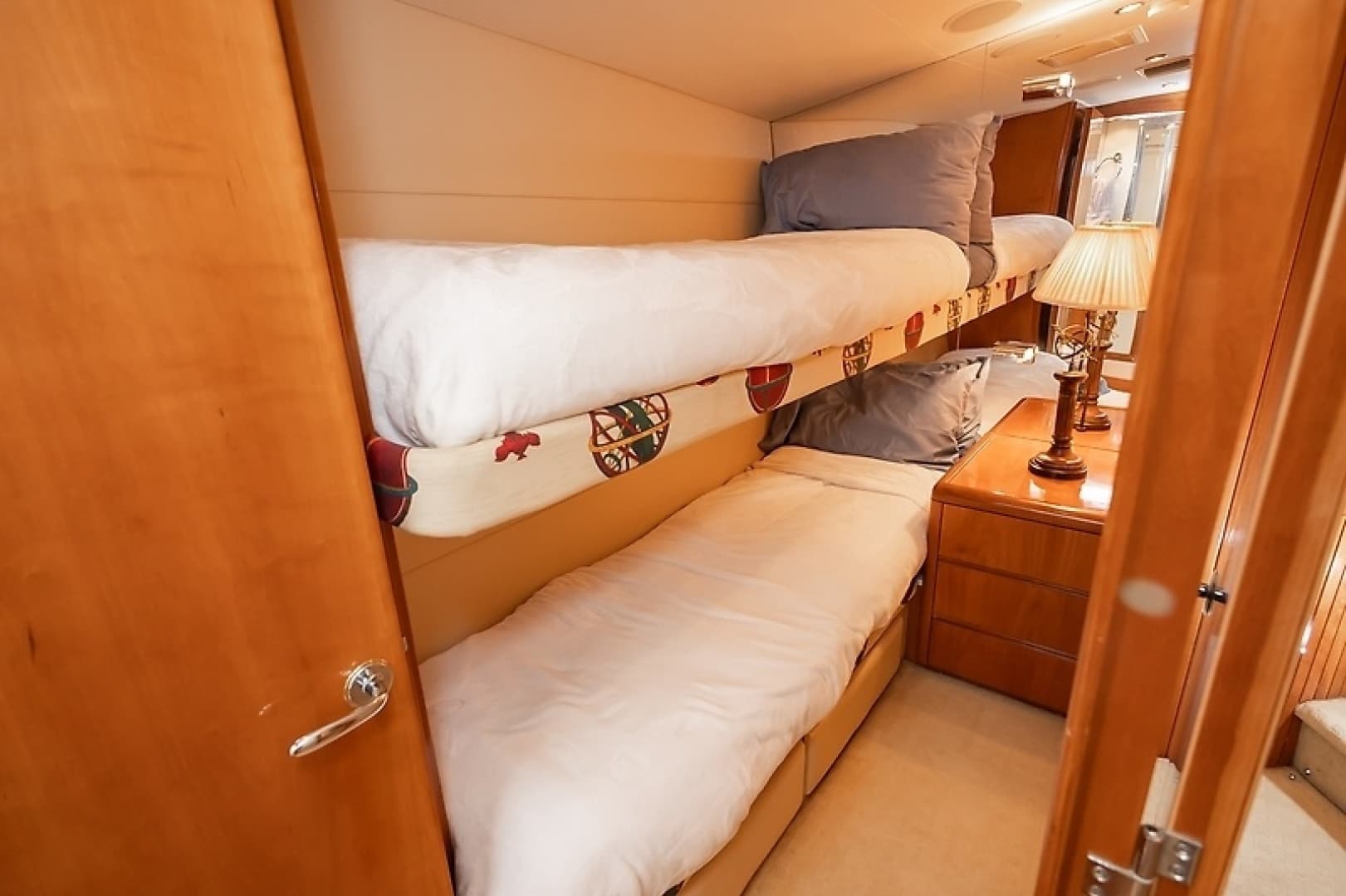 2001 Hatteras 60 Convertible — photo 38