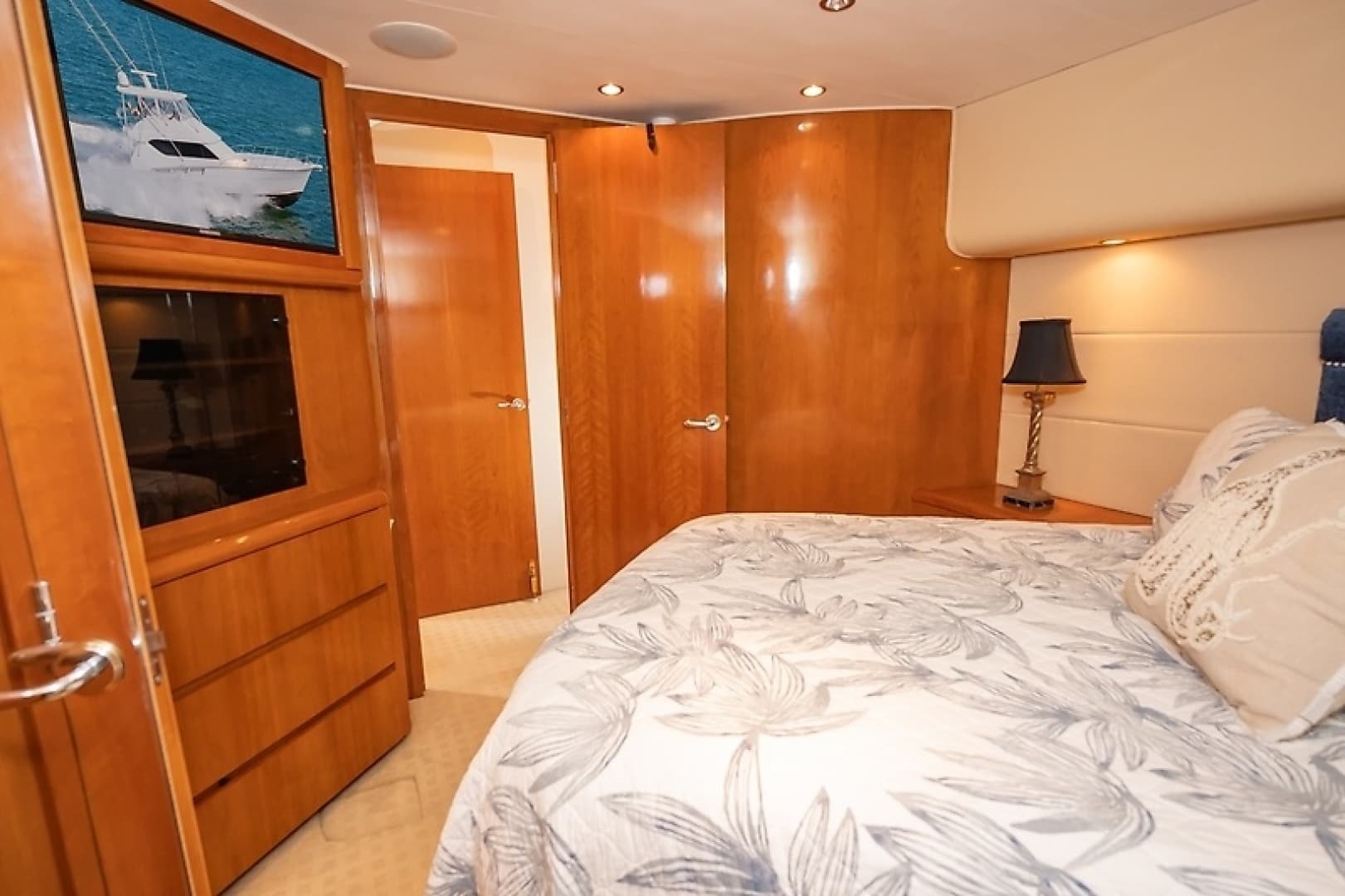 2001 Hatteras 60 Convertible — photo 28