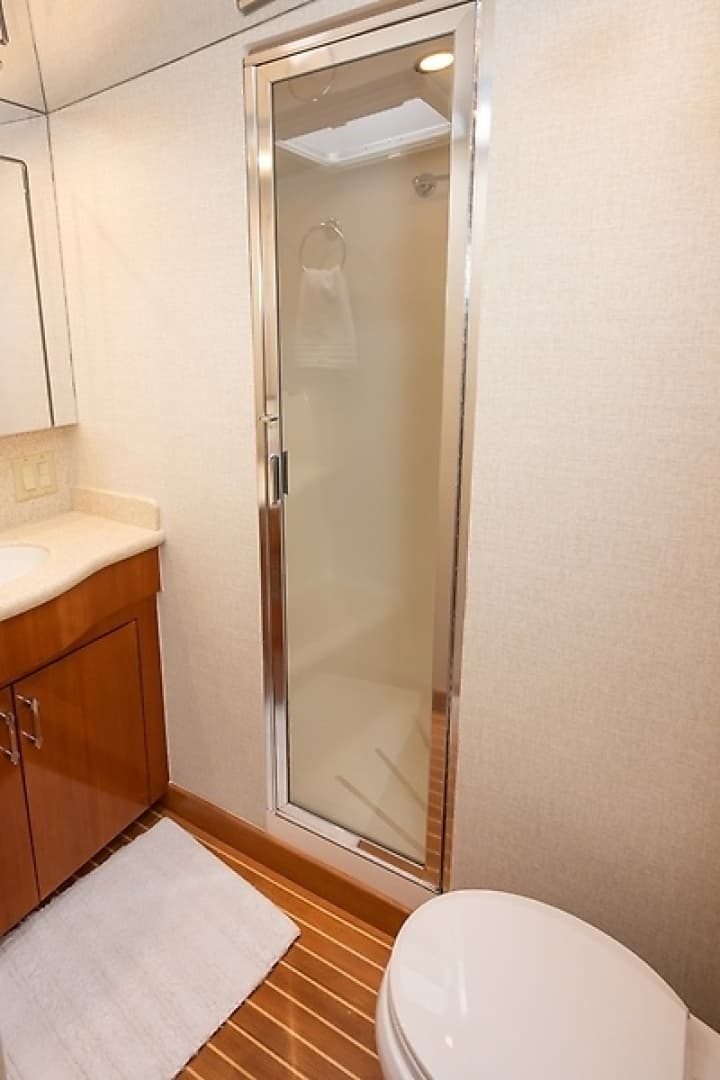 2001 Hatteras 60 Convertible — photo 31