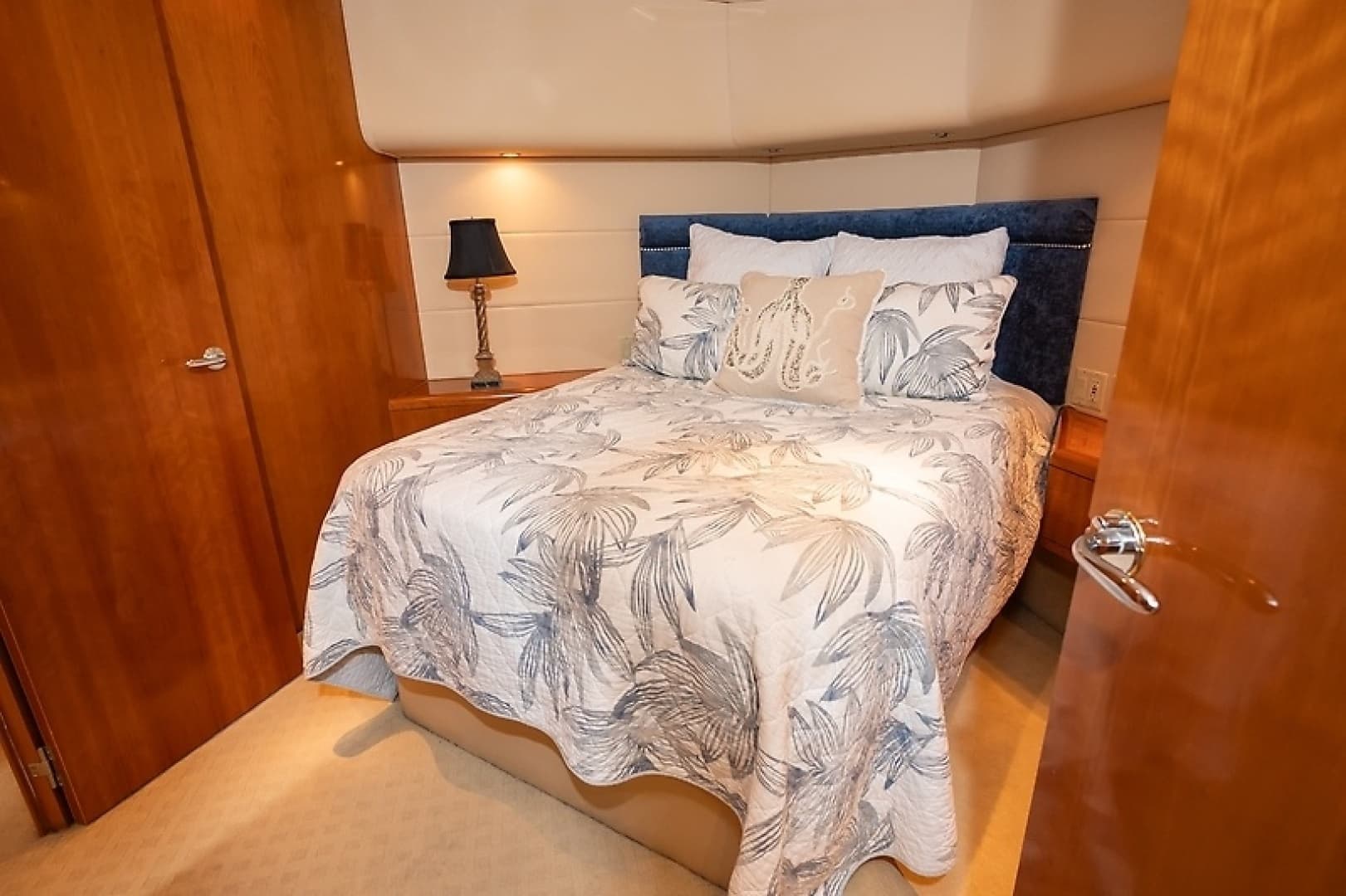 2001 Hatteras 60 Convertible — photo 27