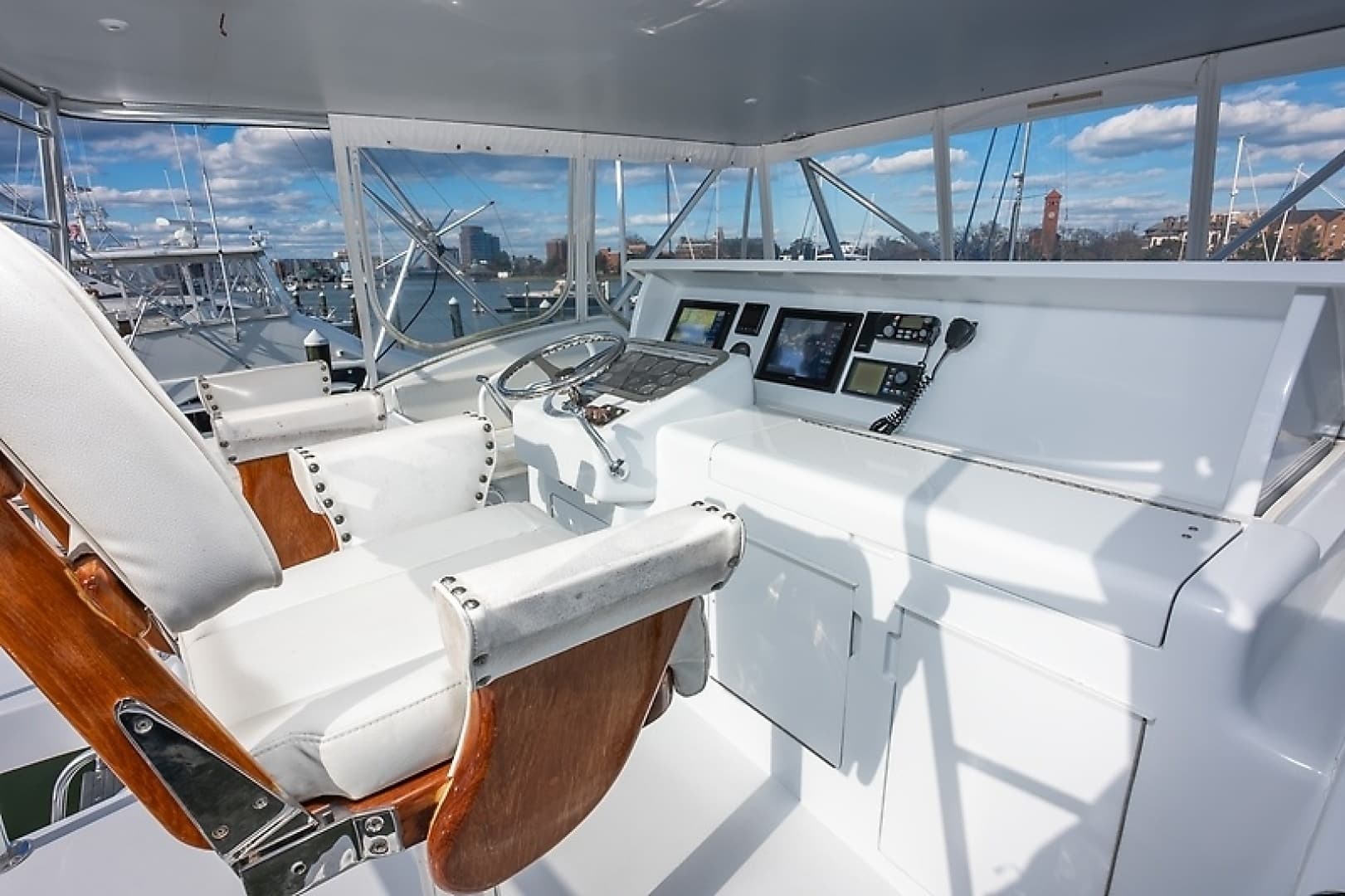 2001 Hatteras 60 Convertible — photo 17