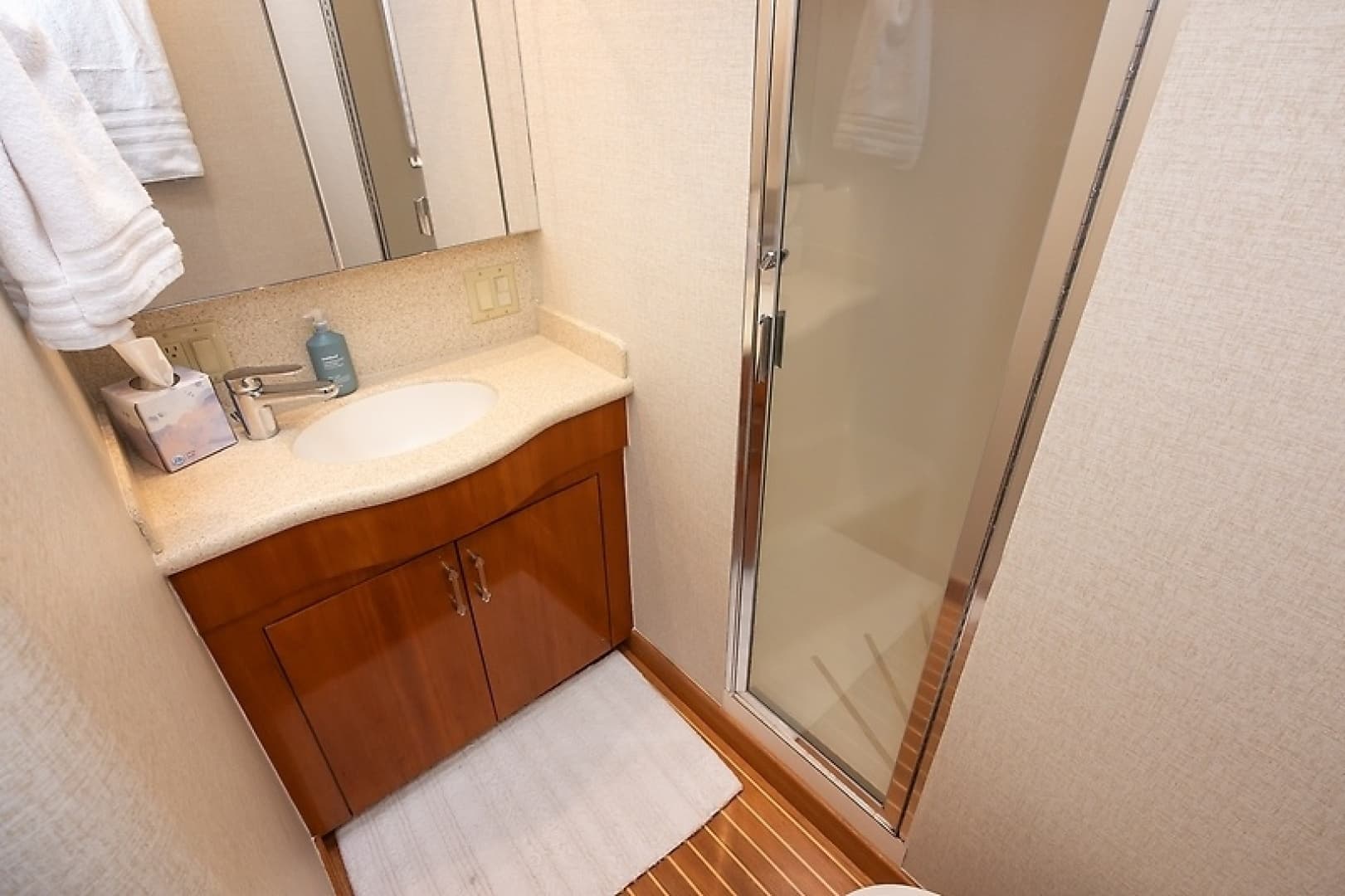 2001 Hatteras 60 Convertible — photo 30