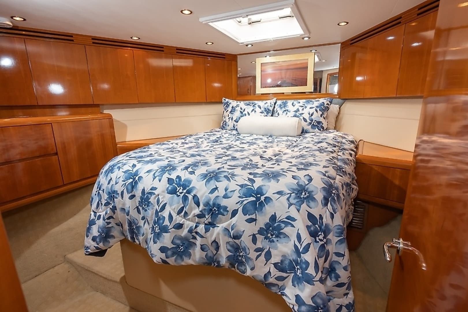 2001 Hatteras 60 Convertible — photo 32