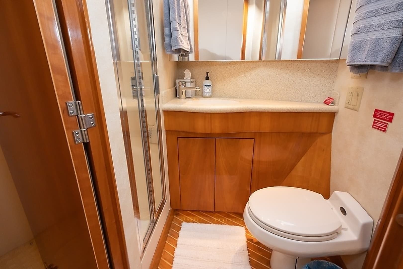 2001 Hatteras 60 Convertible — photo 40