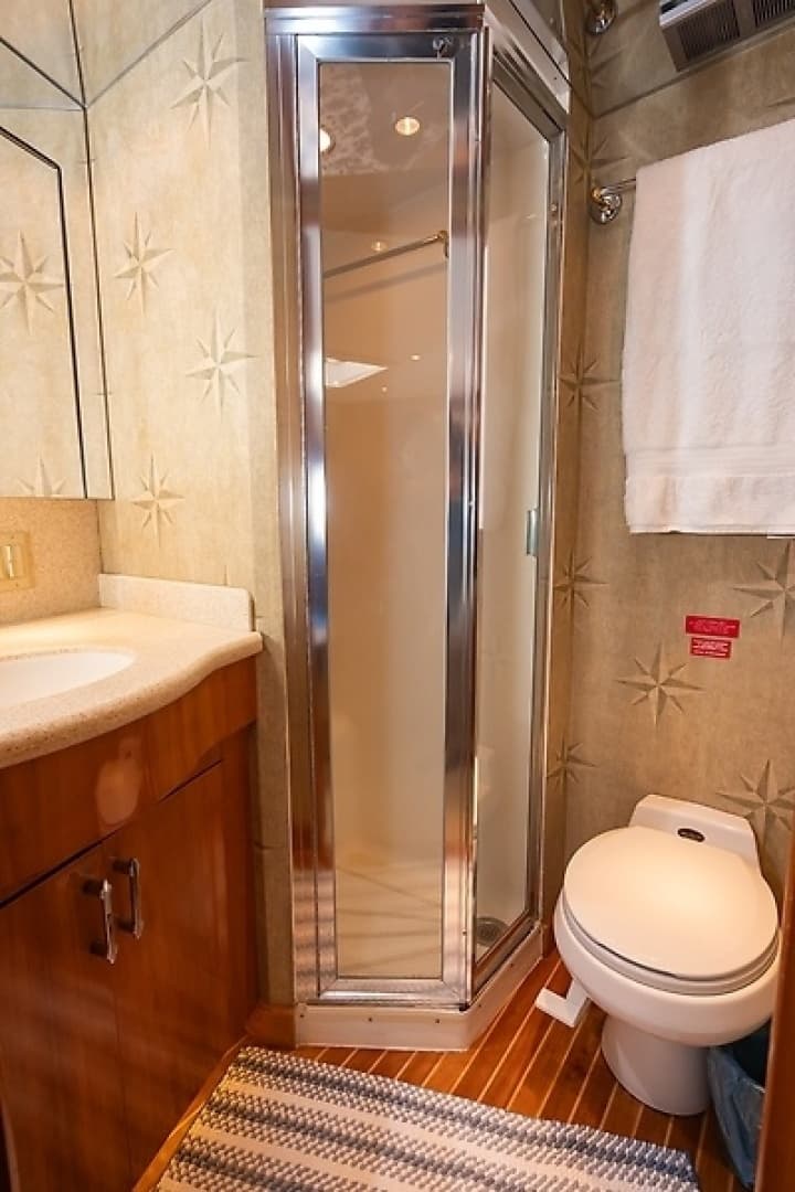 2001 Hatteras 60 Convertible — photo 37