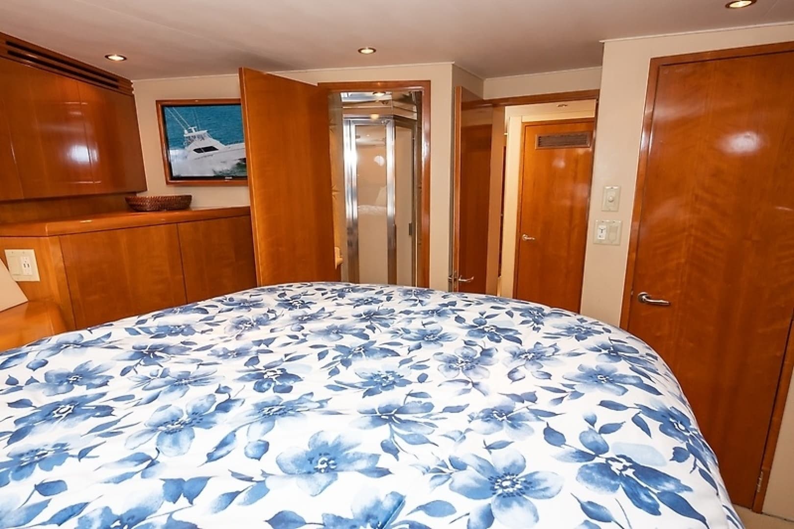 2001 Hatteras 60 Convertible — photo 34