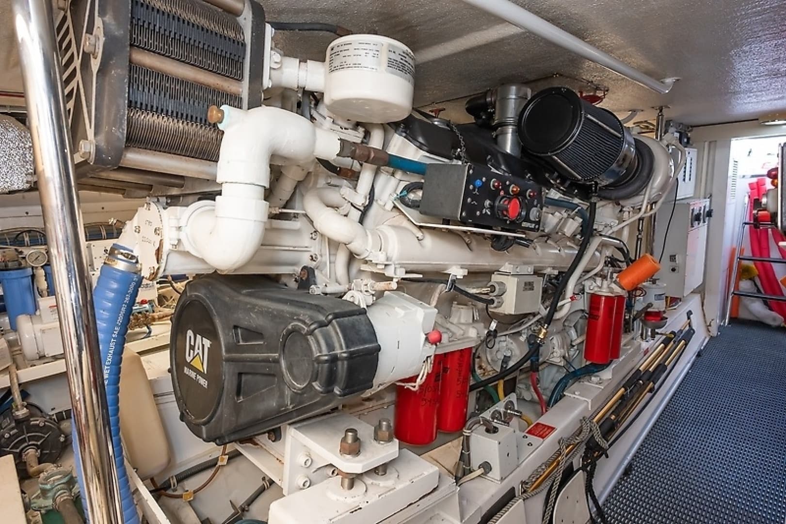 2001 Hatteras 60 Convertible — photo 43