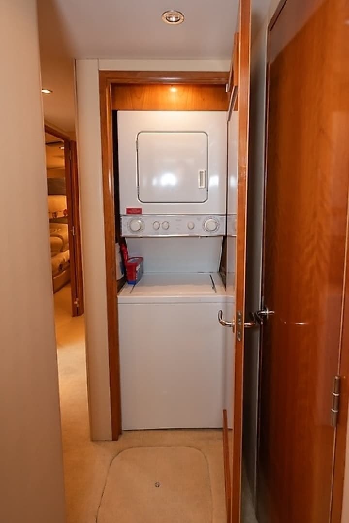 2001 Hatteras 60 Convertible — photo 39