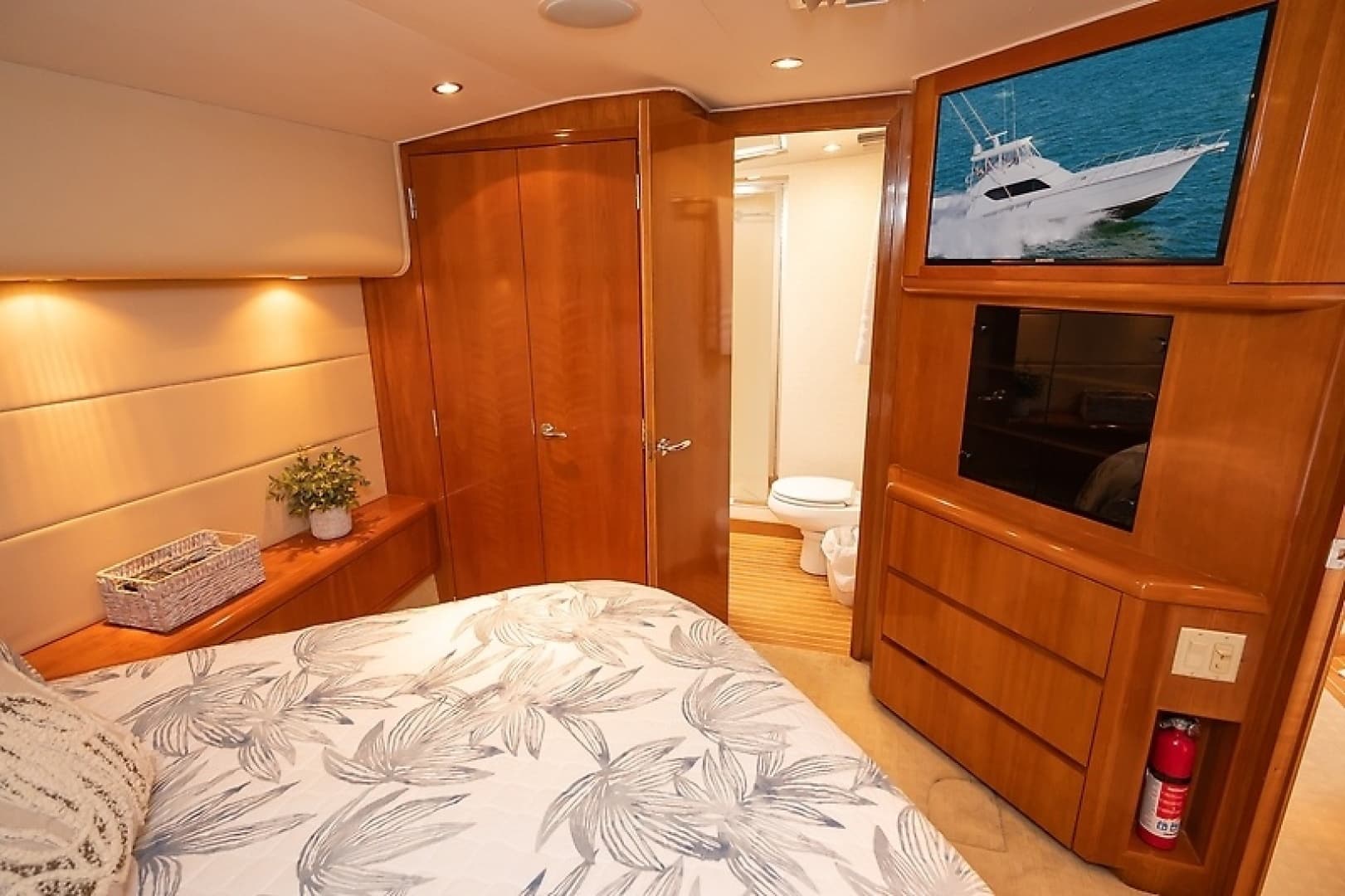 2001 Hatteras 60 Convertible — photo 29