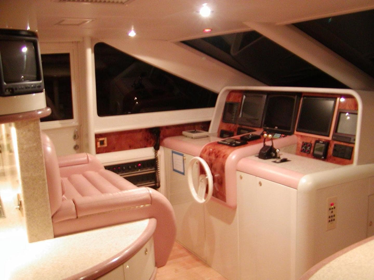 1996 Lazzara Yachts Grand Salon — photo 8
